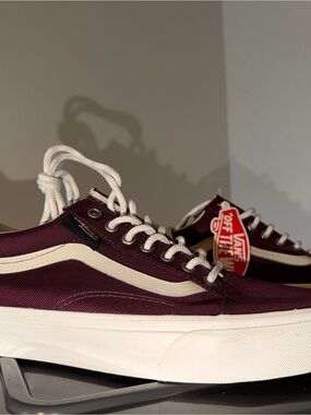Vans Old Skool 'PORT ROYALE' in Burgundy with White Stripe. Size 9.5